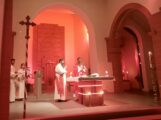 „Kirche in Not“ – Rote Beleuchtung an kath. Kirchen setzt Zeichen gegen Verfolgung