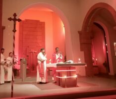 „Kirche in Not“ – Rote Beleuchtung an kath. Kirchen setzt Zeichen gegen Verfolgung