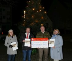 Der Diljemer Weihnachtsbaum leuchtet schon – Das Weihnachtsdorf kann kommen!