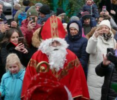 Gut besuchter Leimener Weihnachtsmarkt bei perfektem Winterwetter