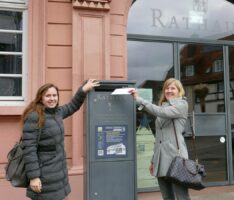Bürgermeisterin Claudia Felden und Holger Karl geben Bewerbung im Rathaus ab