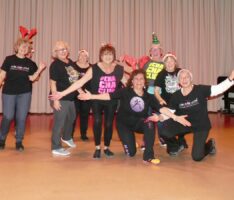 Senioren-Advent mit Auftritten von Cha-Cha-Club, Kinderchor, Zementwerk-Chor und SFK