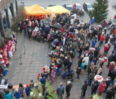 Stimmungsvolles Gauangellocher Adventssingen zog viele Menschen auf den Rathausplatz