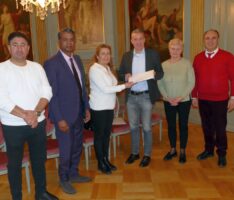 Beleuchtung der Herz-Jesu-Kirche – Petition an OB Reinwald übergeben