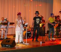 Froschlocken-Party wirft lockige Fragen auf – Begeistert gefeiert wurde trotzdem