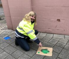 Kleine „Dino-Füße“ zeigen den Weg – Vorschlag aus der Elternschaft wurde umgesetzt