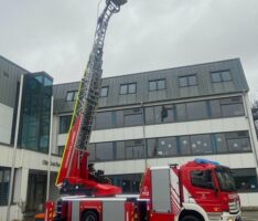 Drehleiter mit Maschinisten der Feuerwehr Leimen ist einsatzbereit gemeldet