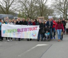 Demo „Leimen bleibt bunt“ – Abschluss auf Georgi-Marktplatz – Ca. 350 Teilnehmer