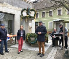 Landfrauen schmücken Leimener Bärenbrunnen mit Ostergirlanden in festliches Gewand