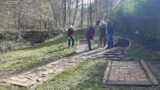 Rechtzeitig vor Ostern: Barfußpfad neben dem Naturfreundehaus in Topzustand versetzt