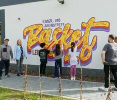 Kunstwoche im Basket 2 – Lagercontainer mit Graffiti-Sprüchen besprüht