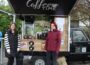Piaggio Ape im Zeichen des Kaffees: Ioana Schuster mit Mobiler Bar auf dem Wochenmarkt