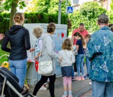 „Sei ein Mensch“ – gelungener Graffiti-Spaziergang und tolle Aktion mit Inge Hess