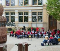 Die Sonne kam durch beim Platzkonzert des Sandhäuser Musikvereins