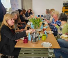 Powerfrauen, Macherinnen und Wahlkämpferinnen beim gemütliche Kaffeeklatsch