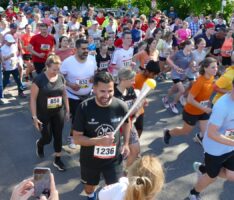 Sandhäuser Dünenlauf zog fast 500 Teilnehmer an – Bgm. Günes mit olympischen Feuer