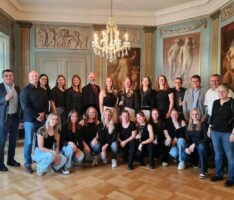 Erfolgreiche Basket Ladies im Spiegelsaal des Historischen Rathauses empfangen