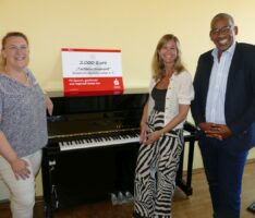 Sparkasse spendet der Musikschule 2000 € für ein neues Klavier