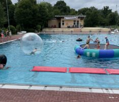 Vielseitiges Ferienprogramm des Schwimmklubs Neptun mit 70 Kindern