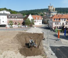 Provisorisch für den Kerwe-Autoscooter: Das Rathausplatz-Loch wird verfüllt