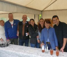 Gut gelaunte Besucher beim Weinbergfest: </br>Von der Sonne (nur ein bisschen) verwöhnt