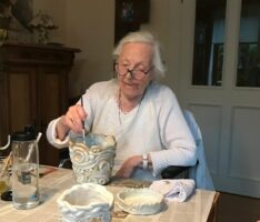 „Man ist nie zu alt für eine glückliche Kindheit!“ – Töpferkunstwerke gegen Spende