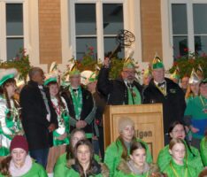 Frösche-Revolution in Dilje: OB John Ehret kapituliert und überreicht Stadtschlüssel