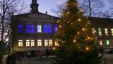 Traditionelles Weihnachtsbaum-Stellen in St. Ilgen parallel zum Wochenmarkt