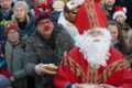 Ein echter Nikolaus bescherte die Kinder bei der Weihnachtsmarkt-Eröffnung