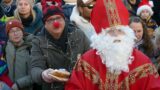 Ein echter Nikolaus bescherte die Kinder bei der Weihnachtsmarkt-Eröffnung