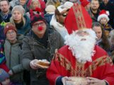 Ein echter Nikolaus bescherte die Kinder bei der Weihnachtsmarkt-Eröffnung