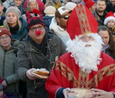 Ein echter Nikolaus bescherte die Kinder bei der Weihnachtsmarkt-Eröffnung