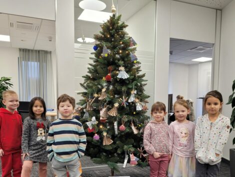 Mauritiuskinder zaubern Weihnachtsstimmung in die Volksbank Kraichgau/Leimen