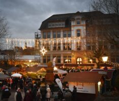 Theodor-Heuss Grundschulkinder begleiteten Sandhäuser Weihnachtsmarkt-Eröffnung