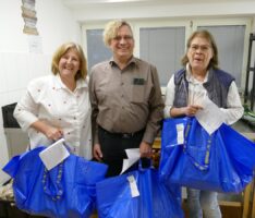 Bestattungsinstitut Gehrig spendet 100 Lebensmitteltüten im Wert von ca. 2500 €