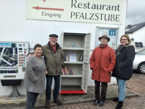 Lokale Agende stellt weiteres Offenes Bücherregal auf: In St. Ilgen vor der Pfalzstube