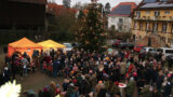 Angellocher Adventssingen – Weihnachtliche Lieder hallten über den Rathausplatz