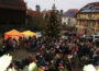 Angellocher Adventssingen – Weihnachtliche Lieder hallten über den Rathausplatz