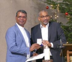 Pfarrer Arul Lourdu wird die Leimener Stadtmedaille in Gold verliehen