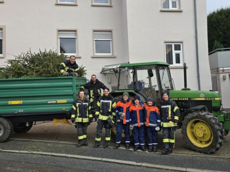 Auch durch kaltes Wetter nicht zu bremsen: Feuerwehren sammelten Christbäume ein