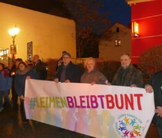 Zeichen gegen das Vergessen<br/> Bewegende Mahnwache auf dem Georgimarkt