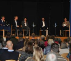 Podiumsdiskussion mit vier Bundestags-Abgeordneten: Lust auf Demokratie gemacht
