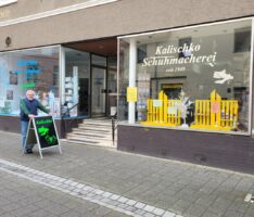 Eltern zeigen Solidarität: Neue Aufsteller für Schuhmacherei Kalischko