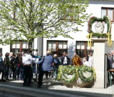 Osterzauber am Bärenbrunnen – </br>Liebevoll geschmückt von den Landfrauen