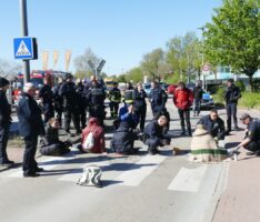 Klimaprotest in Leimen: Aktivisten blockieren Werkseinfahrt, starke Polizeikräfte im Einsatz