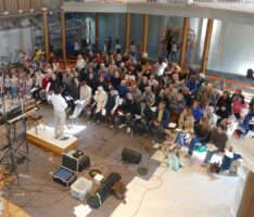 Musikalische Einheit inmitten von Baugerüsten: Sandhausen singt gemeinsam