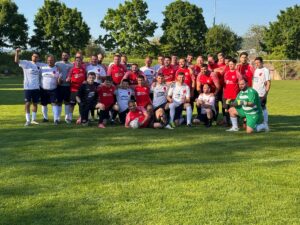 Gruppenbild zweier Fußballmannschaften nach dem Freundschaftsspiel.