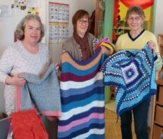 Interkulturelles Handarbeiten – Kuscheldecken für den Pestalozzi-Kindergarten