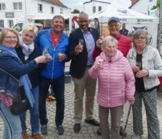 Postkartenaktion zum Europatag auch auf Diljes erstem offiziellen Wochenmarkt