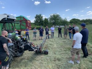 Vorführung von Mähtechnik beim Kurs „Nachhaltiges Grünflächenmanagement“ in Schwetzingen